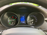 視認性の高いメーターデザインで、車速やエンジン回転数などを一目で確認できます。運転に必要な情報を分かりやすく表示し、安全運転をサポートします。