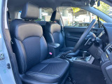 運転席まわりには十分なスペースがあり、大柄な方でもゆったり運転していただける環境です。