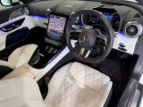 メルセデスのシートは、少し硬めに出来ておりますので、長時間の運転でも疲れにくく、安全にドライビングをお楽しみ頂けます