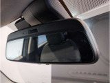 MINIではルームミラーの裏側にETCの車載器が内蔵されており、別途で車載器の購入必要なしで非常にスマート。皆様が驚かれるポイントのでもあります