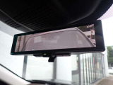 スマートルームミラーがリヤカメラで車両後方の映像ルームミラー表示しをクリアな後方視界を確保してくれます。