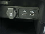 ◆USB接続端子◆スマホやiPodなどを接続して、いつもの音楽を車内でもお楽しみいただけます♪