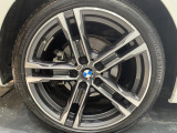 BMWならではの卓越した走りを支えるホイールと足回りです!日本車の走りに慣れている方にもぜひ体感して頂きたいほど、高いレベルでまとまっています!