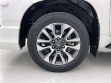 純正アルミホイールが車の雰囲気を引き立てますね!