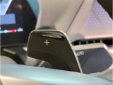 【ハンドル】ドライバーとBMW車の一体感がダイレクトに伝わるステアリングホイール。形状・太さへの拘りに加えて、操作性を高める為にスイッチ類も配置。クイックかつ安定のドライビングを体感下さい!