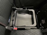 【シートアンダーボックス】助手席下には持ち運び可能な収納ボックスが装備されています。車検証ケースや靴などが収納できます。