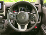 手元に複数のスイッチを備え、運転席から必要な操作を確認しやすいレイアウトです。メーターも正面に見渡せる配置で、運転中の視線移動を抑えながら各種機能を活用できます。