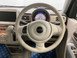 【ハンドル回り】インテリアに合わせたデザインのステアリングは、運転される方のことも考え、運転しやすい形状、大きさです。ぜひ一度、実際に触ってお確かめください。