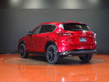 CX-5のリヤビューは、洗練された都会的なデザインとSUVらしい力強さが融合しています。特にシグネチャーのLEDランプが印象的で、塊感のあるボディと相まって、後ろ姿からも高い質感と躍動感を感じさせます。