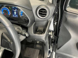 運転席側前部にドリンクホルダーあります♪運転中でも手が届きやすい位置にあって使い易いです♪