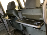 運転席・助手席の背もたれには、2列目シート用にカップホルダー付きの「格納式のシートバックテーブル」を装備しています。休憩時のちょっとした時間などカップを置いたり、小物置きに使えて便利です。