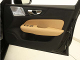 運転席ドアの全景です。キャビンを彩るすべてのものに、機能を形にした美しさが備わっています。