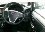 運転席の写真です。見通しのよいすっきりとした視界で、誰でも運転しやすいです。運転のしやすさは疲れにくさにも繋がりますよ♪