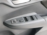 【パワーウインドゥマスタースイッチ】運転席より助手席やリヤドアガラスの開閉が出来るので便利ですね!運転席以外のウインドロック機能も付いています。