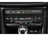 【エアコン】2ゾーンフルオートエアコンディショナー(運転席/助手席)になっております。暑がりの方と寒がりの方が同席しても大丈夫です。タッチスライダー操作。