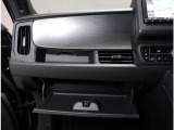 車検証ケースも入る丁度いいサイズのグローブボックスです。他にも普段入れておきたいものを入れておけます。