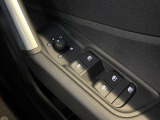 ミラーヒーター、ミラー格納、ミラー調整スイッチ、窓の開閉操作。Audiでは触感開発チームがあり、クリック感は操作する喜びを感じていただけます。