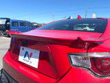 【リヤスポイラー】スポーツカーらしさがグッと引き立つリヤスポイラーを装着♪高速走行時のスタビリティ(走行安定性)向上に役立ちます。