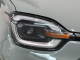 LEDヘッドライトは、点灯の瞬間から最大光量を発揮し、突然暗くなるトンネルなどでの安定感を高めます。