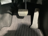マツダ車の共通するポイントに前輪を前に出し運転席足元スペースを広げたこと!これによりホイールハウスが邪魔にならずにドライバーの中心線を基準とした位置へのペダル配置が可能となりました!
