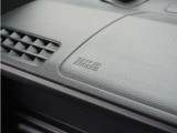 【助手席エアバッグ】SRSエアバッグは、シートベルトだけでは防ぎきれない衝突時の衝撃から乗員を守るための安全装置。衝突時に瞬時に膨らみ、頭部や胸部がダッシュボードに直接衝突するのを防ぎます。
