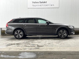 当店の認定中古車(VOLVO APPROVED CAR)はメーカー基準の車齢・走行に応じた内外装・機関の176項目もの項目に厳密な点検を実施。すべての基準を満たした自信を持ってお届けする中古車です。