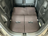 【ラゲージフロア】お客様に気持ち良く乗っていただけるよう、工具を使わず取り外せる部品は全て取り外し清掃しております。シート可動の場合は、シートを動かし裏側まで清掃を行っております。