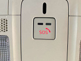 万が一の事故や急病時に心強いSOSコール。ボタン操作時やエアバッグ作動時に専門のオペレーターへ繋がり、警察・救急への通報やロードサービスの手配を迅速に行う、安心のコネクティッドサービスです。