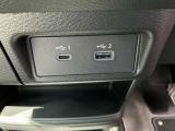 USB端子がタイプAとタイプCの二種類付いています!機器の充電だけではなく、ナビに接続することも可能なので、ポータブルオーディオなどを充電しつつ音楽を楽しんでいただくことも可能です。