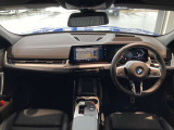 BMWカーブド・ディスプレイが中心の次世代コックピット。スイッチ類を減らし、直感的な操作とクリーンなデザインを実現しています。