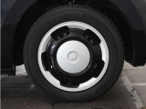 ◆純正ホイール装着車◆シンプルなデザインのホイールキャップ付きです。