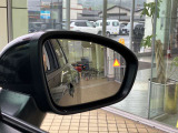 ◆後側方車両検知警報◆車両後部の左右に設置したレーダーにより死角になりやすい後側方の車両を検知!ディスプレイ表示と、ドアミラー鏡面のインジケーターと音によりドライバーへ注意を喚起します!