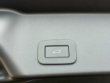 【パワーテールゲート】ボタン操作でテールゲートが開閉です。両手が荷物で塞がっていても、スムーズに開閉を行えます。