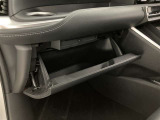 何かと便利なグローブボックス。メンテナンスノートや車検証、ちょっとしたメモと筆記用具等を入れておくとあればもしもの時にも便利ですね。