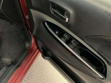 運転席側のフロントドアに全ドアのパワーウィンドウ開閉スイッチとウィンドウロックスイッチが付いてます。