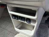 ナビ接続用USBソケット。充電用USBソケット。運転席・助手席の座面をしっかり温めるシートヒーターを標準装備。