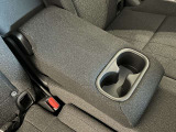 リア席にもアームレストを装備しておりますので、快適にお過ごしいただけます。