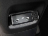 ◆スマートフォンの充電等にも便利な電源ソケットも使いやすい場所に装備されています。