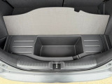 ラゲッジ床下にも便利な収納スペースを確保!洗車用品や小物類などを収納でき、荷室をスッキリ整理して使えます♪