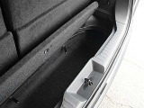 ラゲッジフロアの下にも御覧のような大きな収納が有ります。