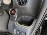 便利なカップホルダーを装備しています。 缶ジュースを開けて運転していると振動で倒れないかヒヤヒヤ、意外と置き場に困るもの。 意外に重要な装備ですね。