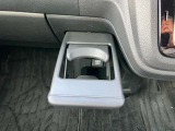 収納式センタードリンクホルダー