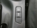 トラクションコントロール装備です。すべりやすい路面での発進時や加速時にタイヤの空転を抑え、駆動力確保に貢献する機能です。詳細は販売店スタッフまでおたずねください。