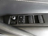 パワーウィンドウスイッチで運転席から全席の窓の開閉ができます。
