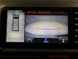 パノラミックビューモニターを装備。駐車場や交差点でクルマを真上から見るように周囲を確認できます。機能の詳細は販売店スタッフまでおたずねください。