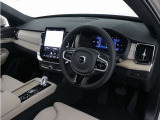 XC90の車内に漂う落ち着きある雰囲気をお楽しみください。優れた遮音性と先進のサスペンションテクノロジーにより、キャビンに侵入するロードノイズと不快な振動を最小限に抑えました。
