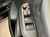 運転席側のフロントドアに全ドアのパワーウィンドウ開閉スイッチとウィンドウロックスイッチとドアロックスイッチと電動格納式ドアミラーの操作スイッチが有るので手元でミラー調整ができるので便利です。
