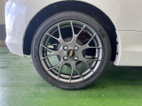 アルミホイールだけでも車のイメージはかなり変わりますね。