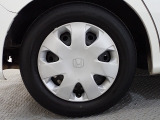 ホイールは車のデザインにマッチした専用タイプです。