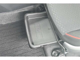 助手席シートアンダートレイ付き。シューズなどをしまっておけます。